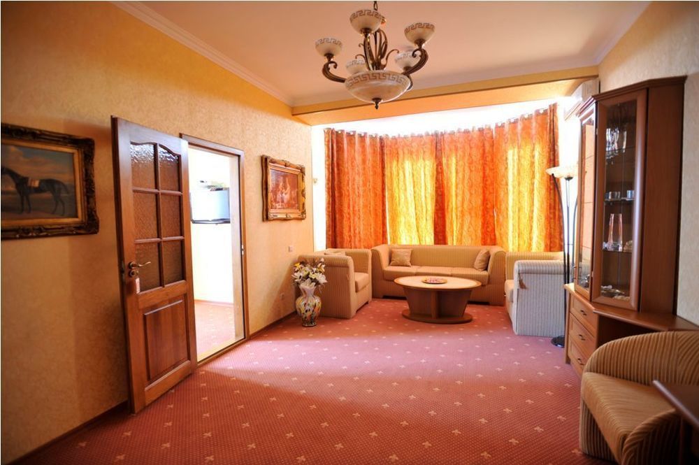 Diplomat Club Hotel Chisinau Exterior photo