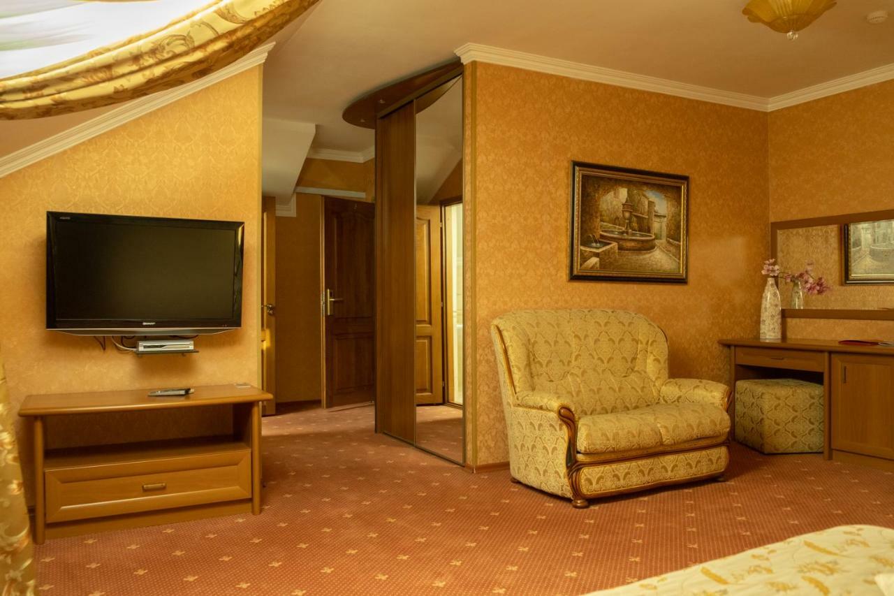 Diplomat Club Hotel Chisinau Exterior photo