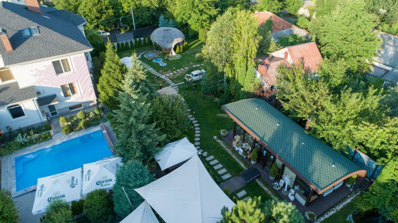 Diplomat Club Hotel Chisinau Exterior photo