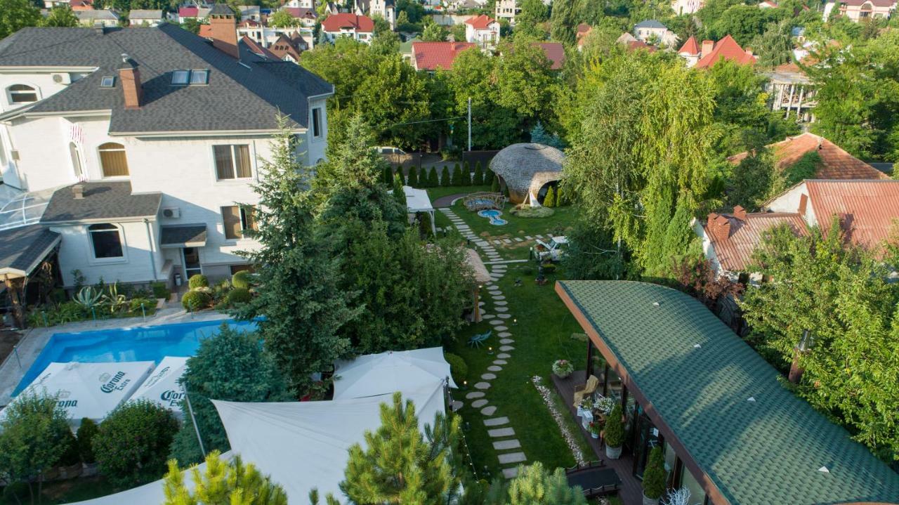 Diplomat Club Hotel Chisinau Exterior photo